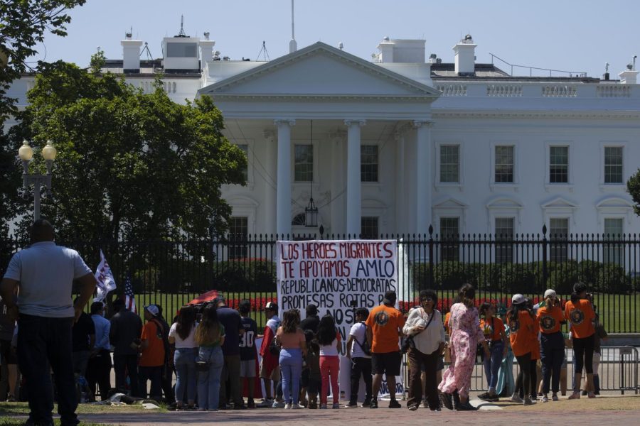People protesting in front of the White House in support of migrants