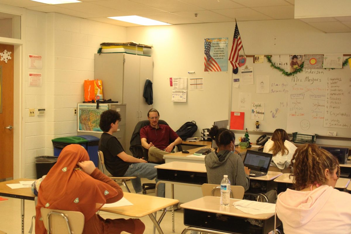 El Sr. Anderson enseña una clase de historia de los Estados Unidos en ELD.